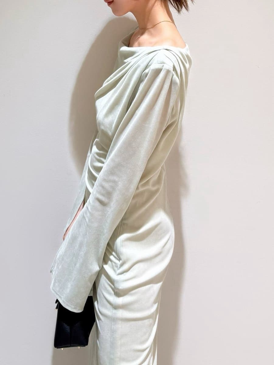 グリーン系のワンピース、ブラック系のショルダーバッグ、ブラック系のローファーを着用したレディースの秋コーディネートの4枚目の写真