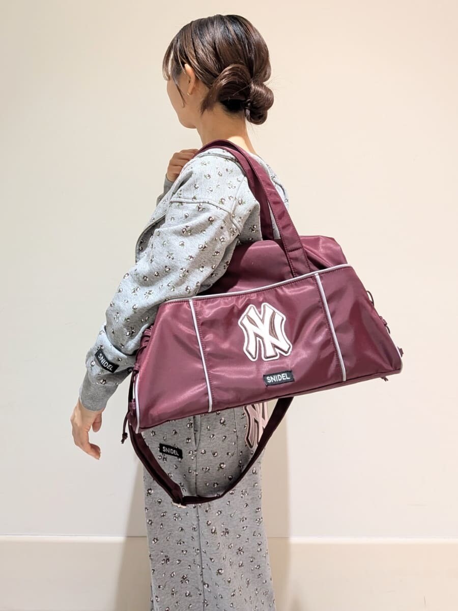 グレー系のその他パンツ、グレー系のパーカー、レッド系のキャミソールを着用したレディースの春コーディネートの4枚目の写真
