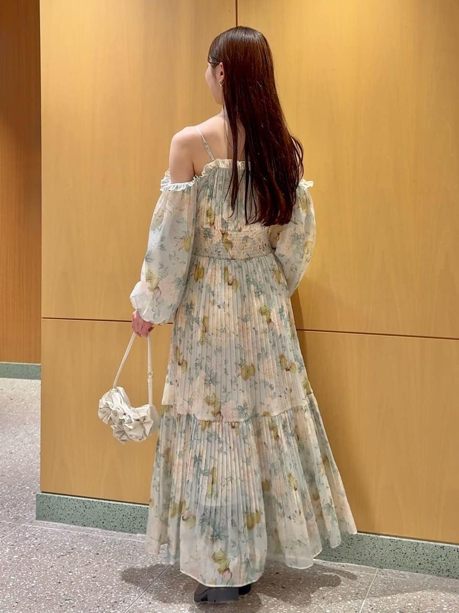 グリーン系のワンピース、ホワイト系のハンドバッグを着用したレディースの冬コーディネートの2枚目の写真