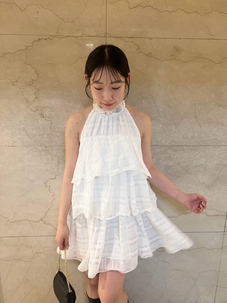 ホワイト系のワンピース、ブルー系のカーディガン/ボレロ、ブラック系のショルダーバッグを着用したレディースの春コーディネートの3枚目の写真