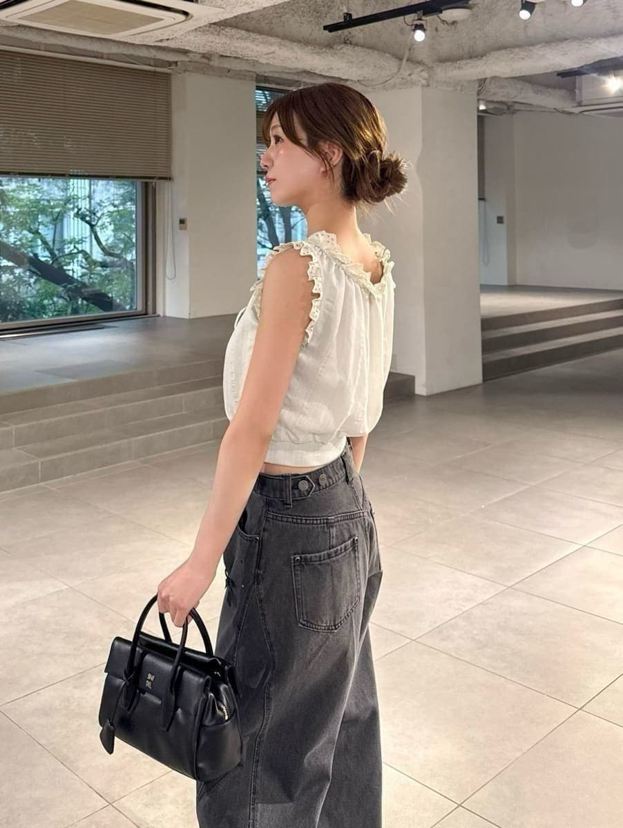 ブラック系のボストンバッグ、ブラック系のその他パンツ、グリーン系のシャツ/ブラウスを着用したレディースの夏コーディネートの4枚目の写真