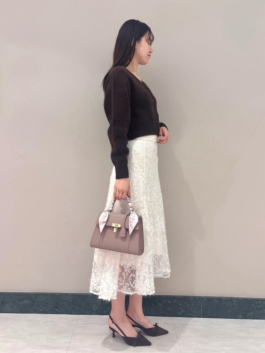 ブラウン系のカーディガン/ボレロ、ホワイト系のスカート、ピンク系のハンドバッグを着用したレディースの秋コーディネートの3枚目の写真