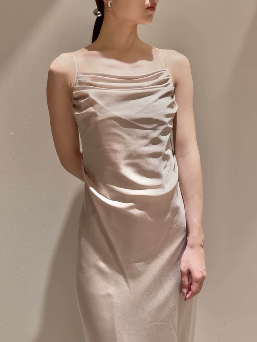 ホワイト系のブルゾン、ブラウン系のチャームを着用したレディースの秋コーディネートの8枚目の写真