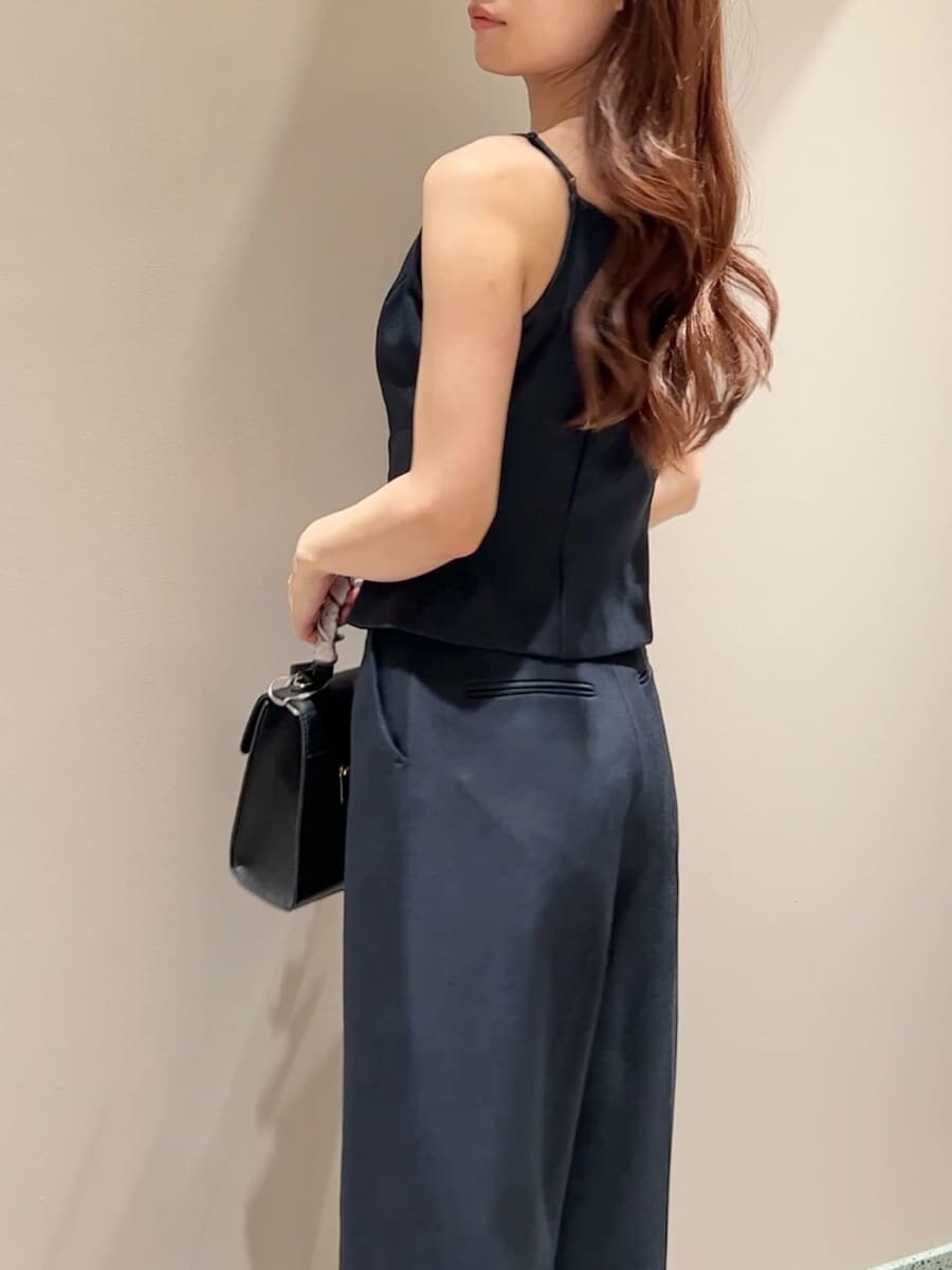 ブルー系のキャミソール、ブルー系のその他パンツ、ブラック系のハンドバッグを着用したレディースの秋コーディネートの7枚目の写真