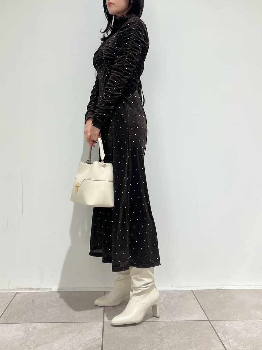 その他のワンピース、ホワイト系のブーツ、ホワイト系のハンドバッグを着用したレディースの冬コーディネートの2枚目の写真