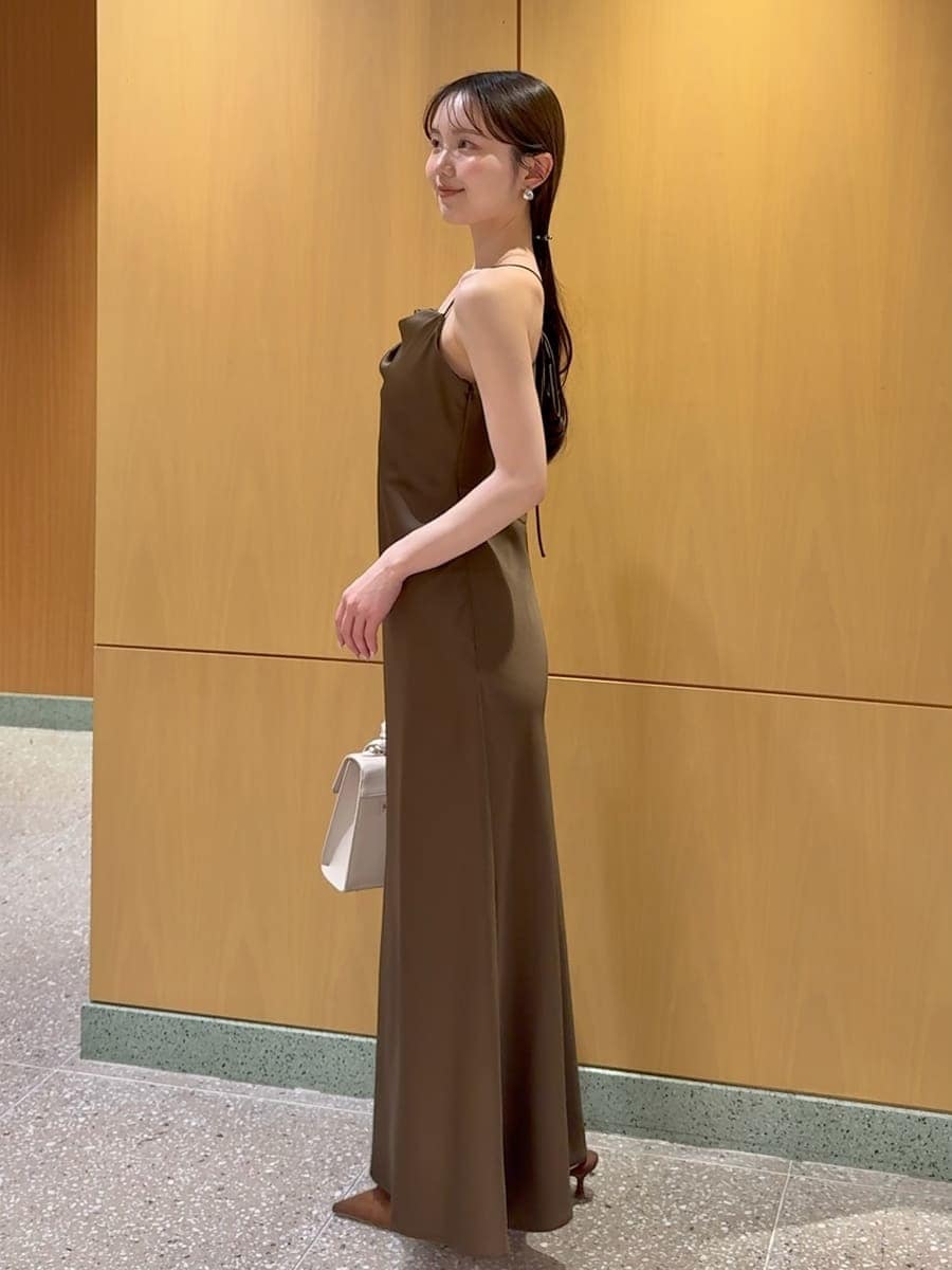 ホワイト系のテーラードジャケット、ブラウン系のパンプス、ベージュ系のハンドバッグを着用したレディースの春コーディネートの5枚目の写真