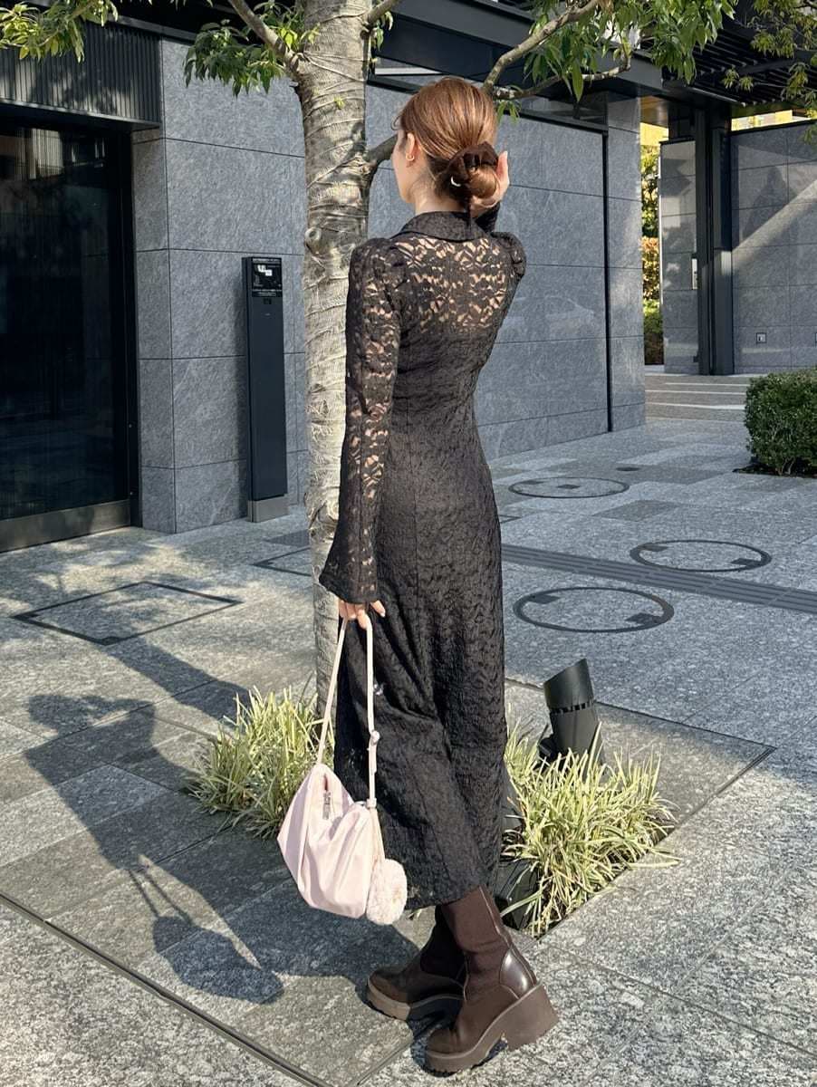 ブラック系のワンピースを着用したレディースの冬コーディネートの3枚目の写真