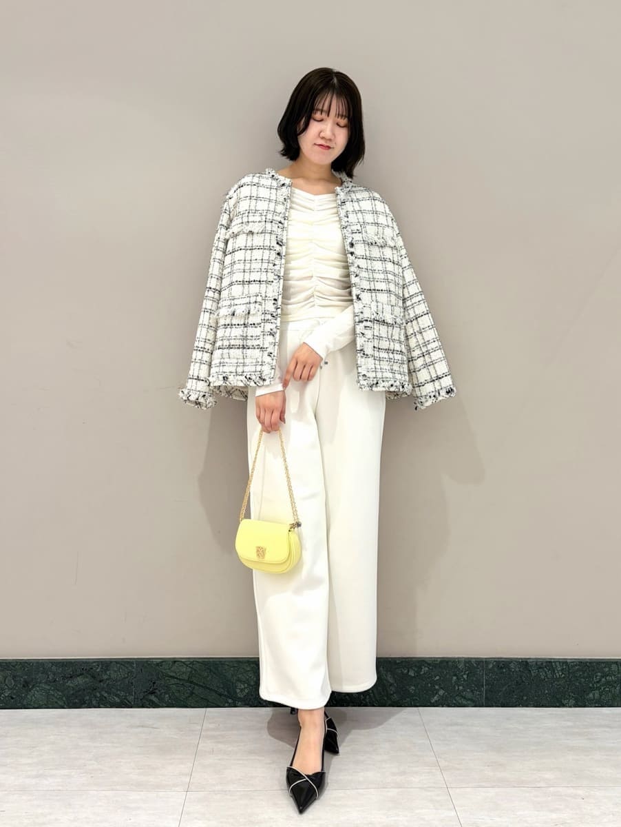 ホワイト系のスウェットパンツ、ホワイト系のノーカラージャケット、ホワイト系のTシャツ/カットソーを着用したレディースの冬コーディネートの7枚目の写真