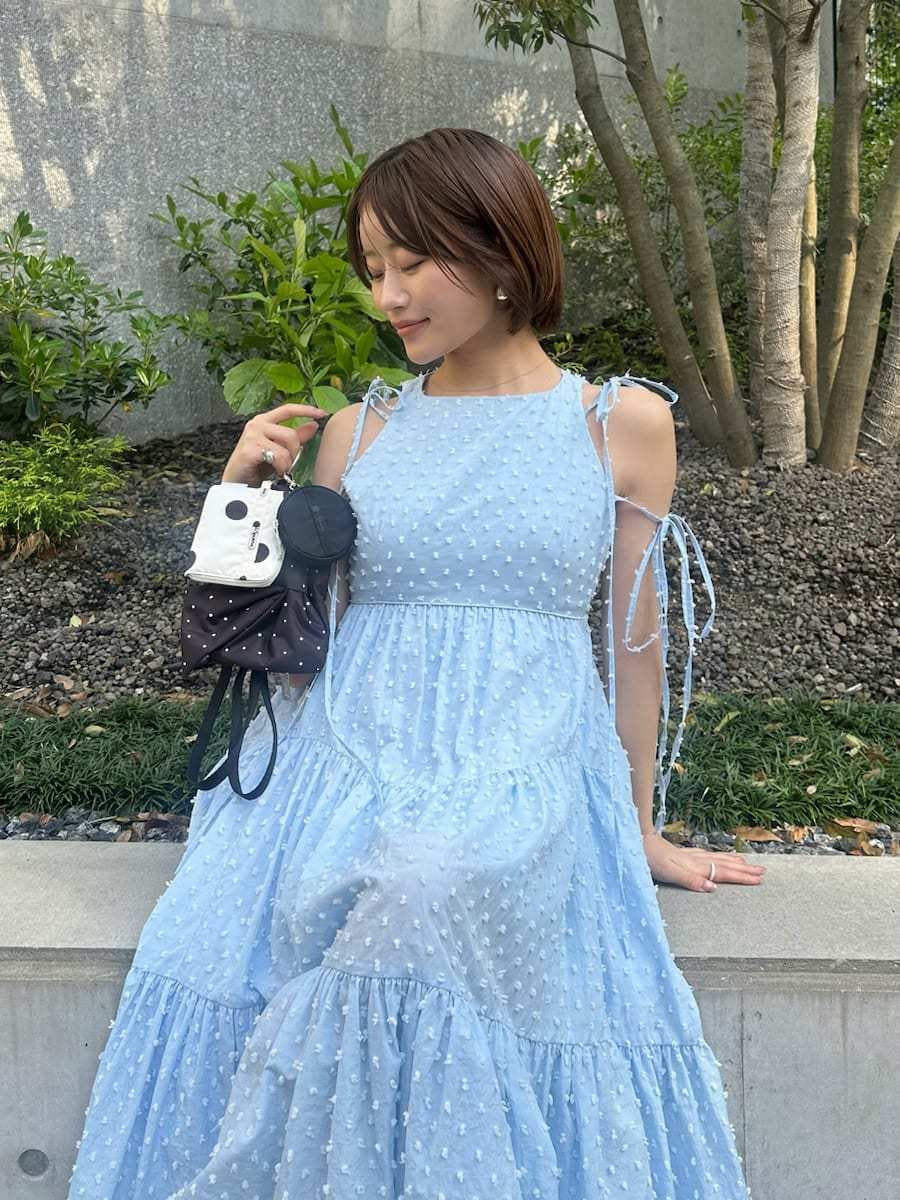 ブルー系のワンピース、その他のポーチを着用したレディースの春コーディネートの6枚目の写真