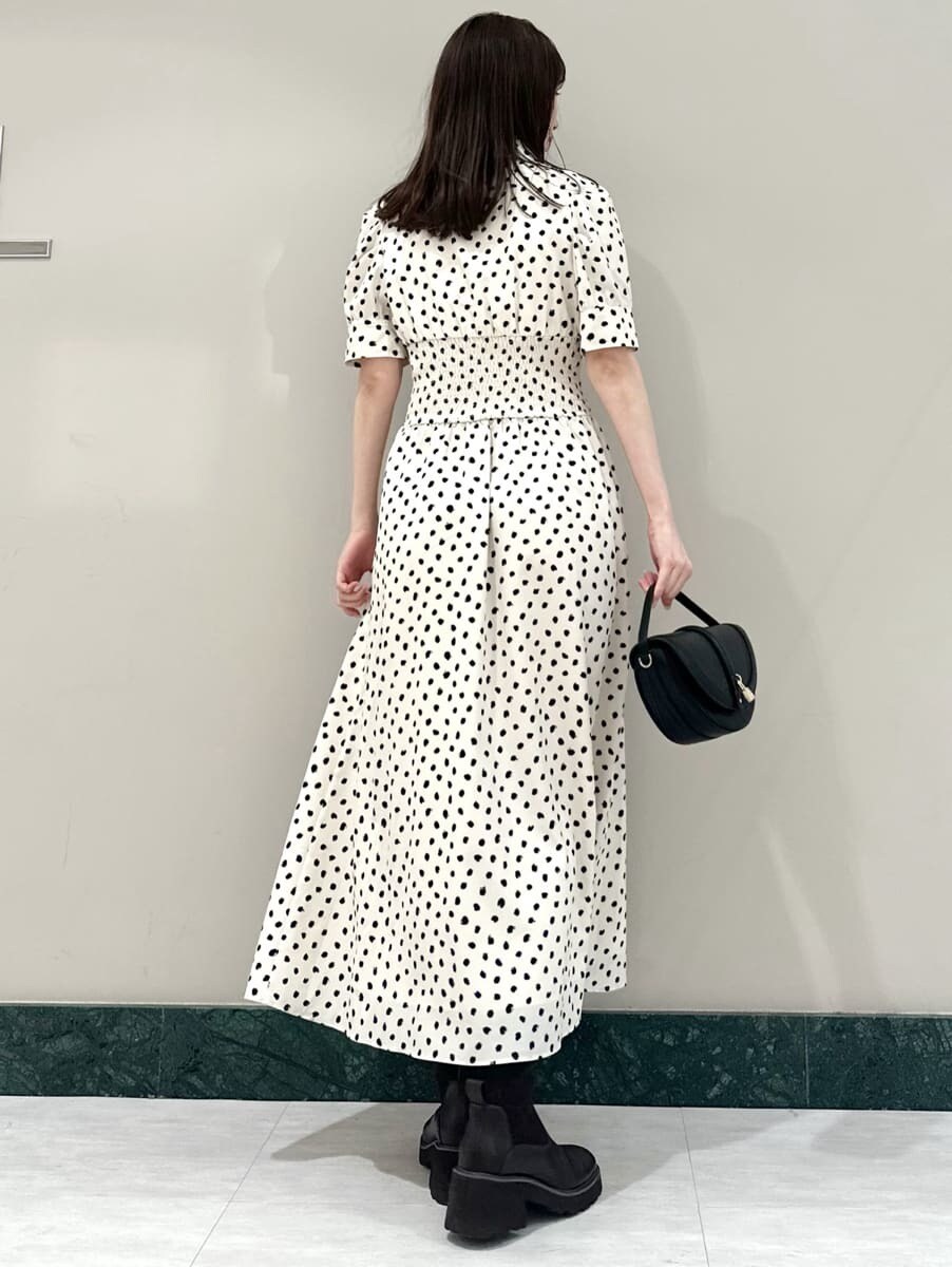 ホワイト系のワンピース、ブラック系のハンドバッグを着用したレディースの夏コーディネートの4枚目の写真