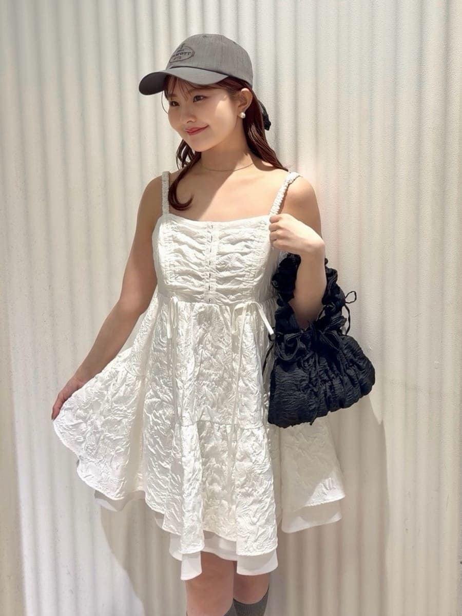 その他のパンプス、グレー系のキャップを着用したレディースの春コーディネートの5枚目の写真