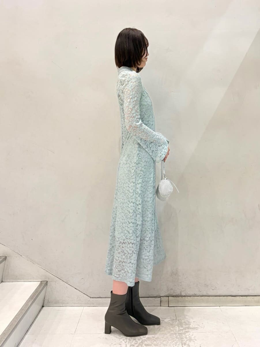 グリーン系のワンピースを着用したレディースの冬コーディネートの3枚目の写真