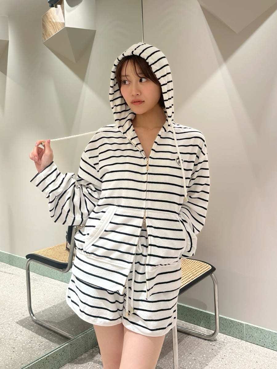 その他のその他パンツ、その他のパーカー、ホワイト系のハンドバッグを着用したレディースの夏コーディネートの4枚目の写真