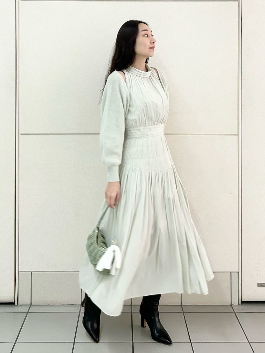 ブラック系のブーツ、グリーン系のワンピース、グリーン系のカーディガン/ボレロを着用したレディースの冬コーディネートの3枚目の写真