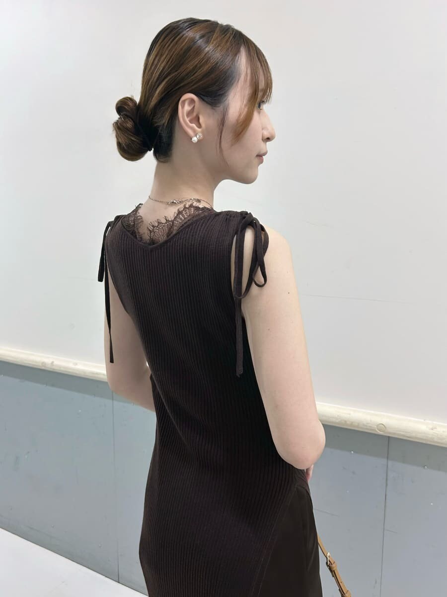 ブラウン系のワンピース、ブラック系のサンダル、その他のショルダーバッグを着用したレディースの夏コーディネートの4枚目の写真