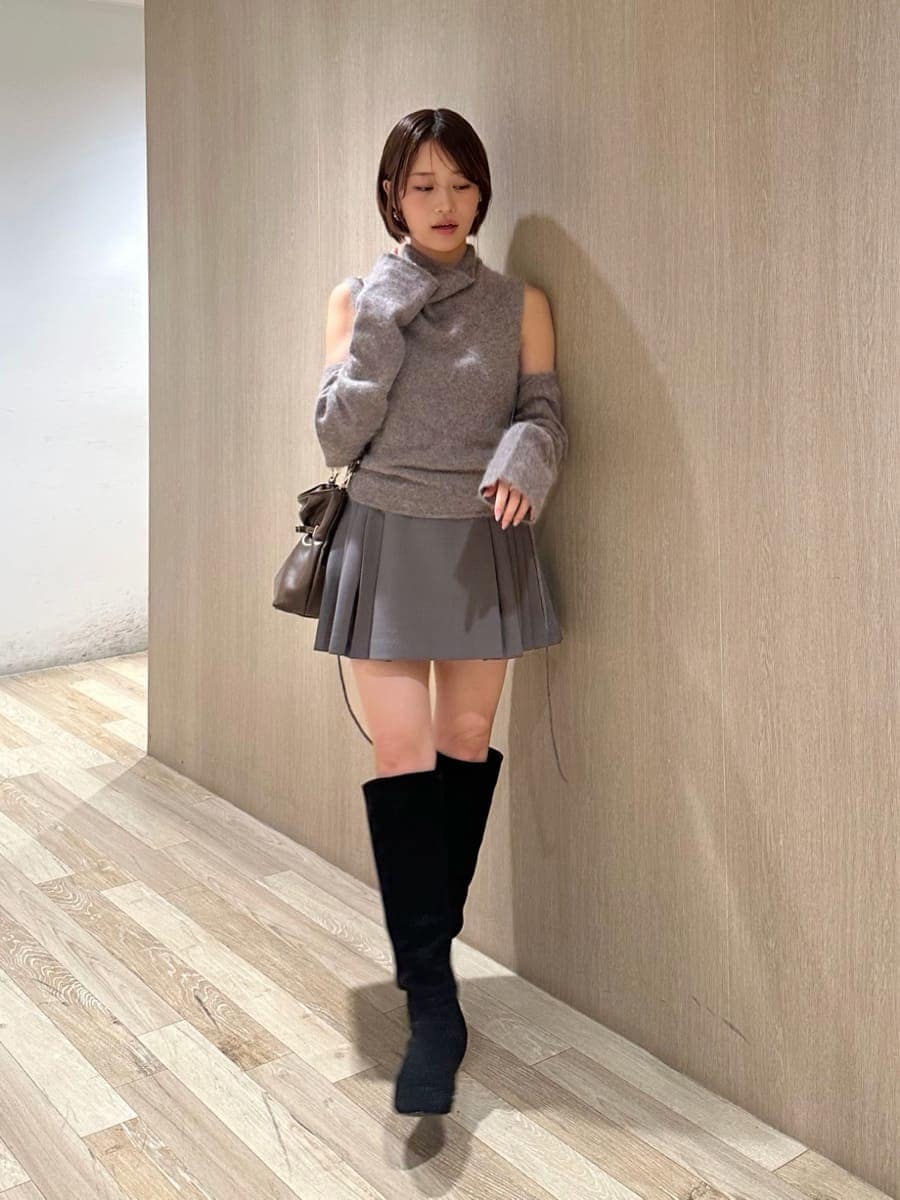 グレー系のその他パンツ、ブラウン系のTシャツ/カットソー、ブラウン系のカーディガン/ボレロを着用したレディースの秋コーディネートの4枚目の写真