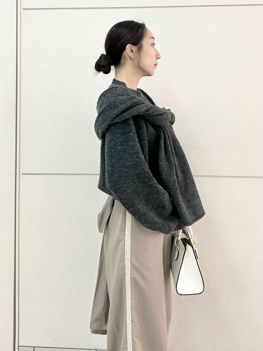 ベージュ系のブーツ、ブラウン系のその他パンツ、グレー系のニット/セーターを着用したレディースの冬コーディネートの6枚目の写真