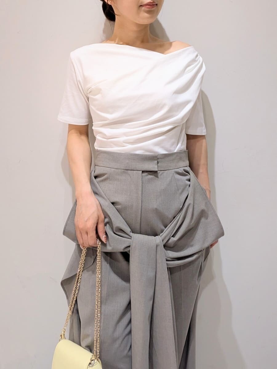 ベージュ系のその他パンツ、ホワイト系のTシャツ/カットソー、ブラック系のパンプスを着用したレディースの春コーディネートの5枚目の写真