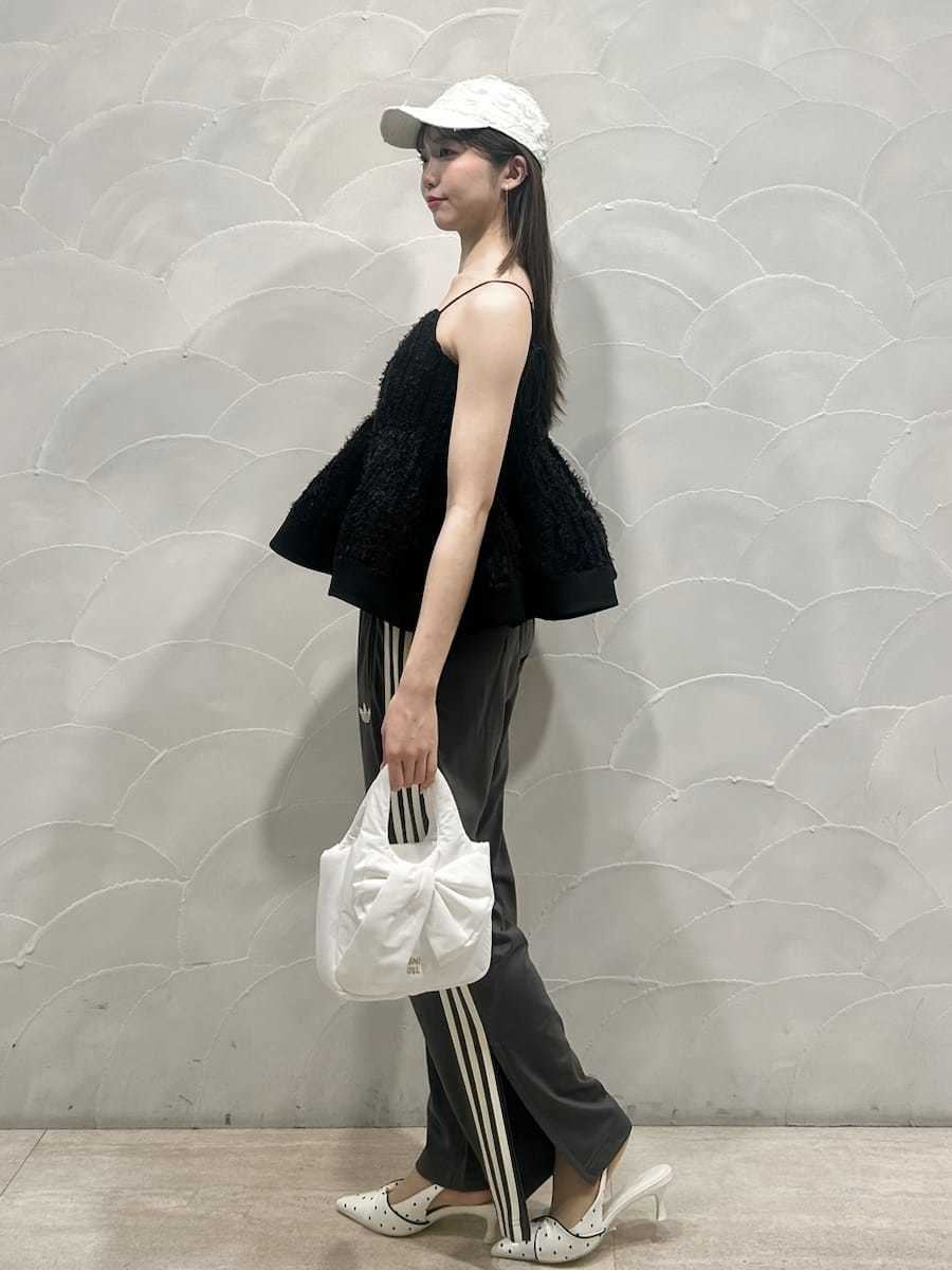 ブラック系のその他トップス、グレー系のその他パンツ、その他のパンプスを着用したレディースの冬コーディネートの2枚目の写真