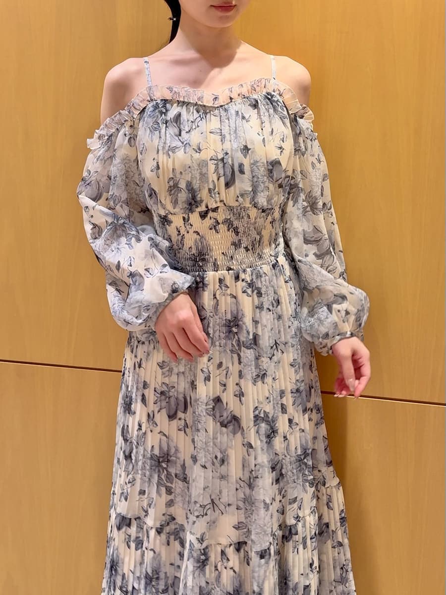 ブルー系のブルゾン、イエロー系のワンピース、ブルー系のトートバッグを着用したレディースの冬コーディネートの9枚目の写真