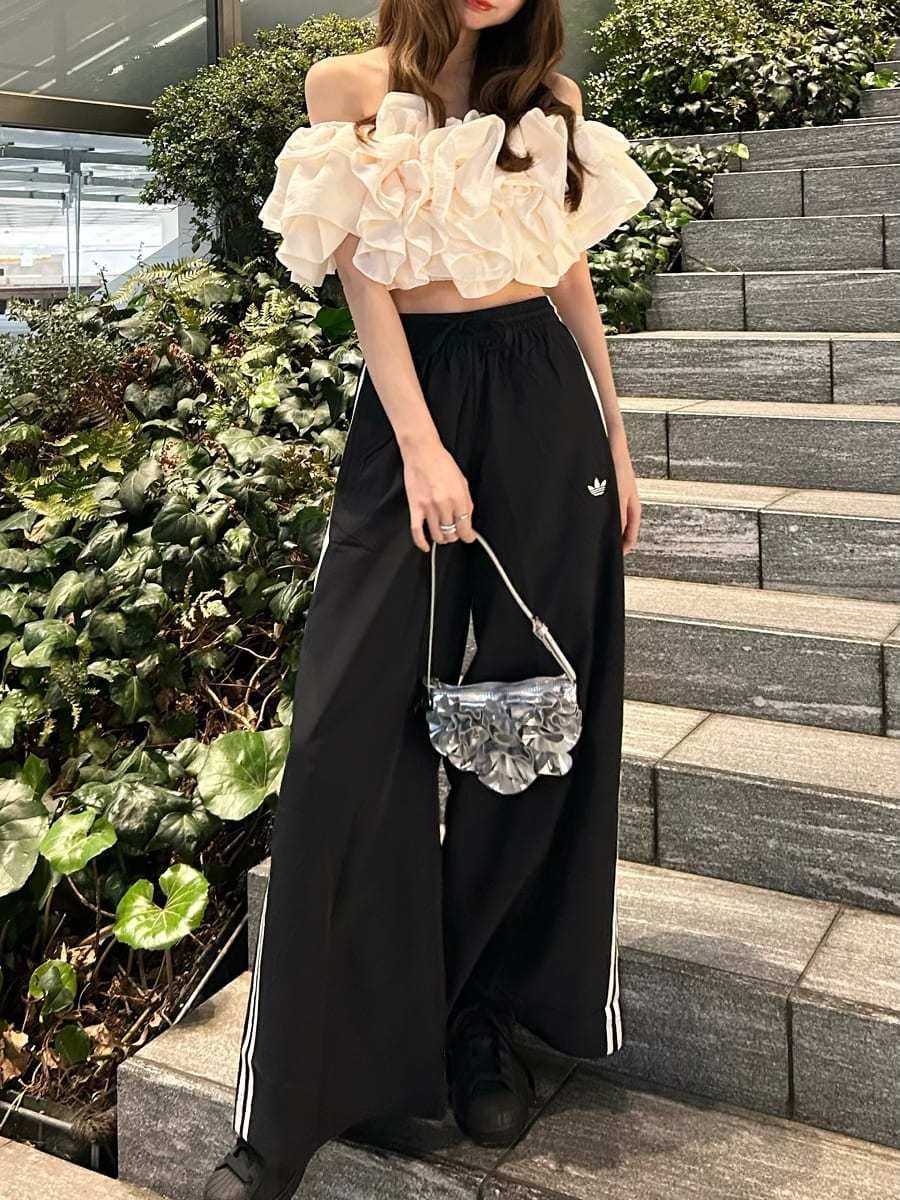 ホワイト系のシャツ/ブラウス、ブラック系のその他パンツ、シルバー系のハンドバッグを着用したレディースの春コーディネートの4枚目の写真
