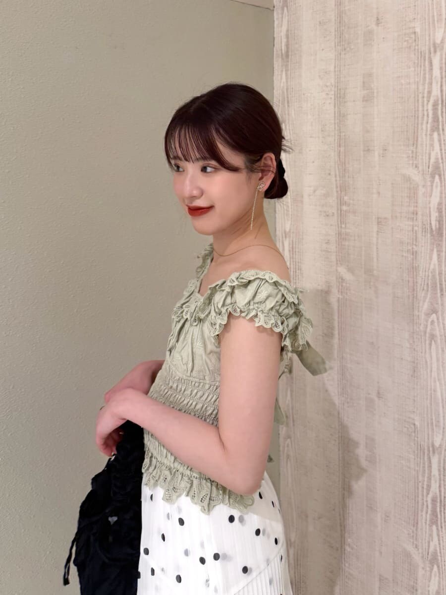 その他のスカート、グリーン系のシャツ/ブラウス、ホワイト系の折りたたみ傘を着用したレディースの春コーディネートの4枚目の写真