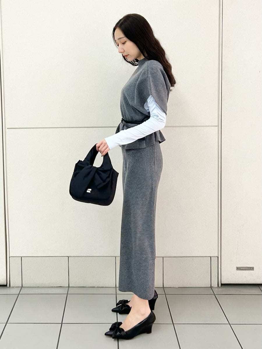 グレー系のワンピース、ブルー系のTシャツ/カットソーを着用したレディースの冬コーディネートの3枚目の写真