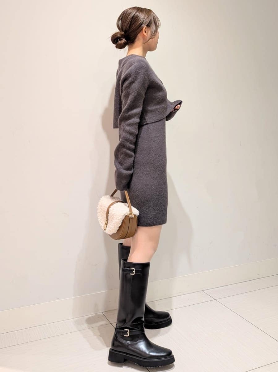 グレー系のワンピース、グレー系のカーディガン/ボレロ、イエロー系のハンドバッグを着用したレディースの秋コーディネートの2枚目の写真