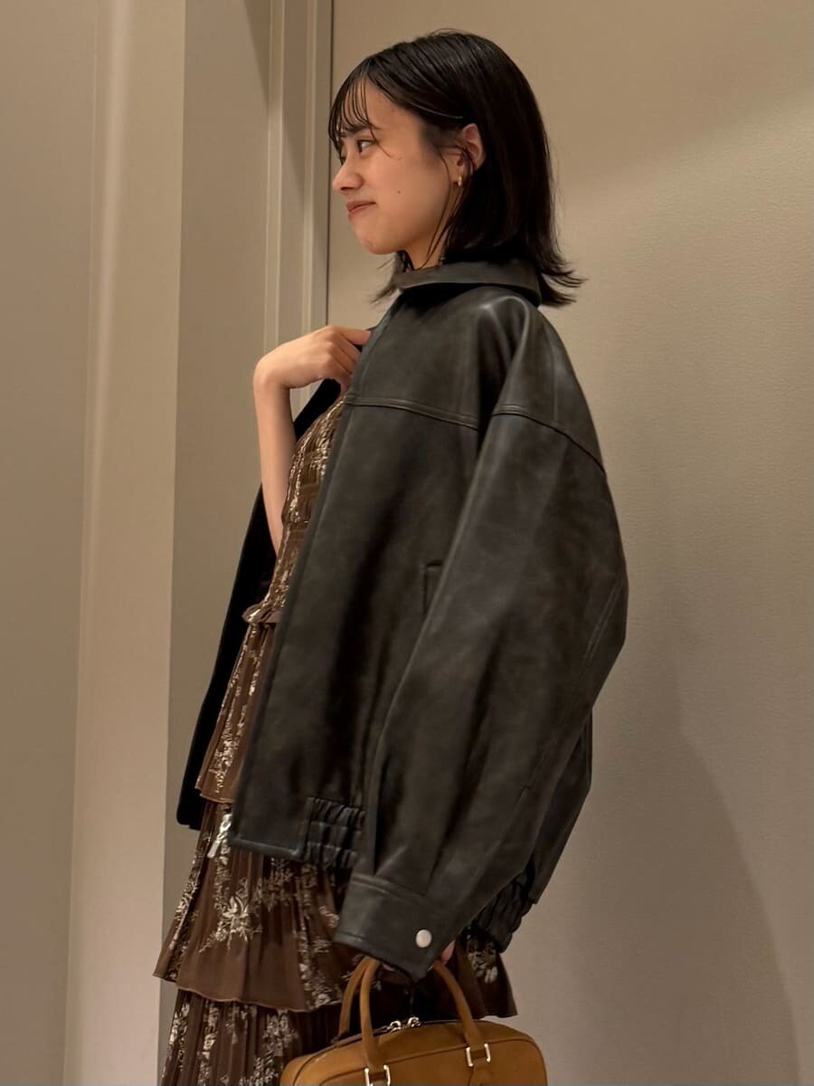 ブラウン系のワンピース、ブラウン系のブルゾン、イエロー系のボストンバッグを着用したレディースの秋コーディネートの4枚目の写真