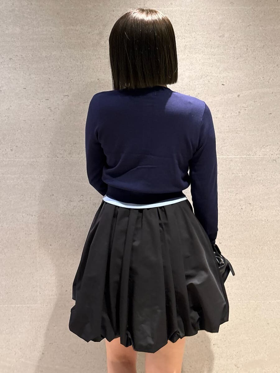 ブラック系のボストンバッグ、ブラック系のその他パンツ、ブルー系のカーディガン/ボレロを着用したレディースの冬コーディネートの8枚目の写真