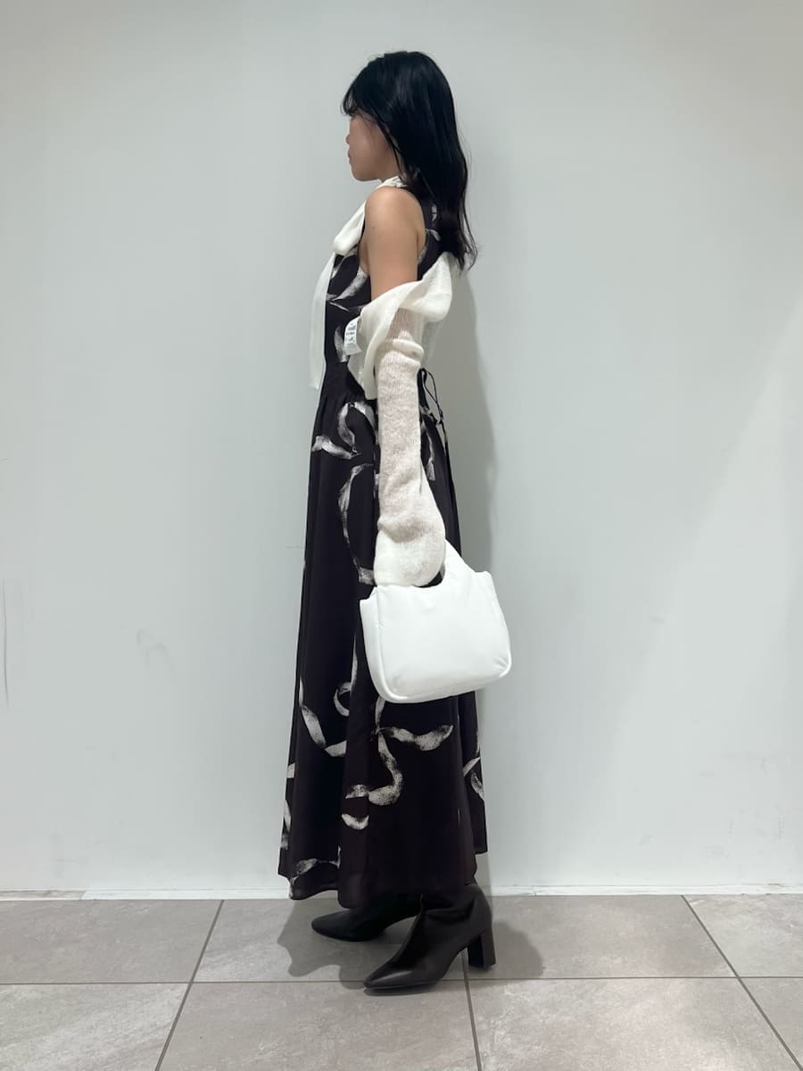 ブラウン系のブーツ、ブラウン系のワンピースを着用したレディースの冬コーディネートの2枚目の写真