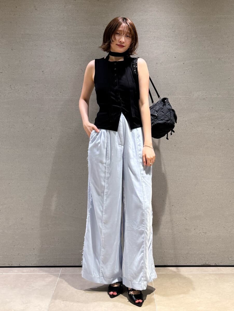 ブルー系のその他パンツ、ブラック系のサンダル、ブラック系のバックパック/リュックを着用したレディースの秋コーディネートの2枚目の写真
