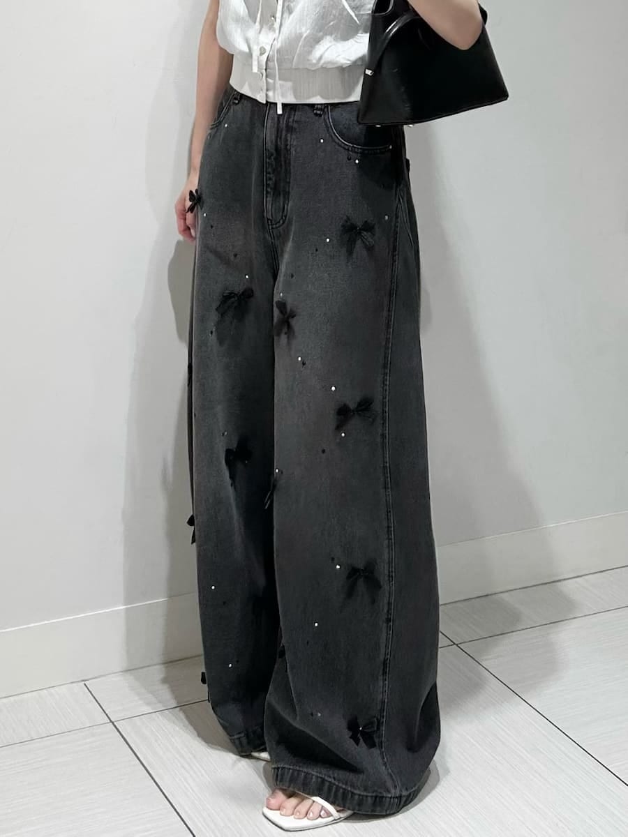 ホワイト系のサンダル、ブラック系のその他パンツ、グリーン系のシャツ/ブラウスを着用したレディースの夏コーディネートの3枚目の写真
