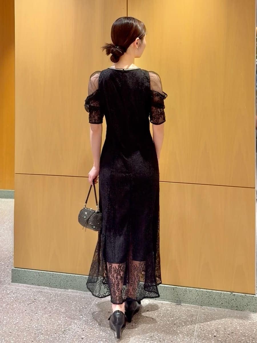 グレー系のチェスターコートを着用したレディースの冬コーディネートの4枚目の写真