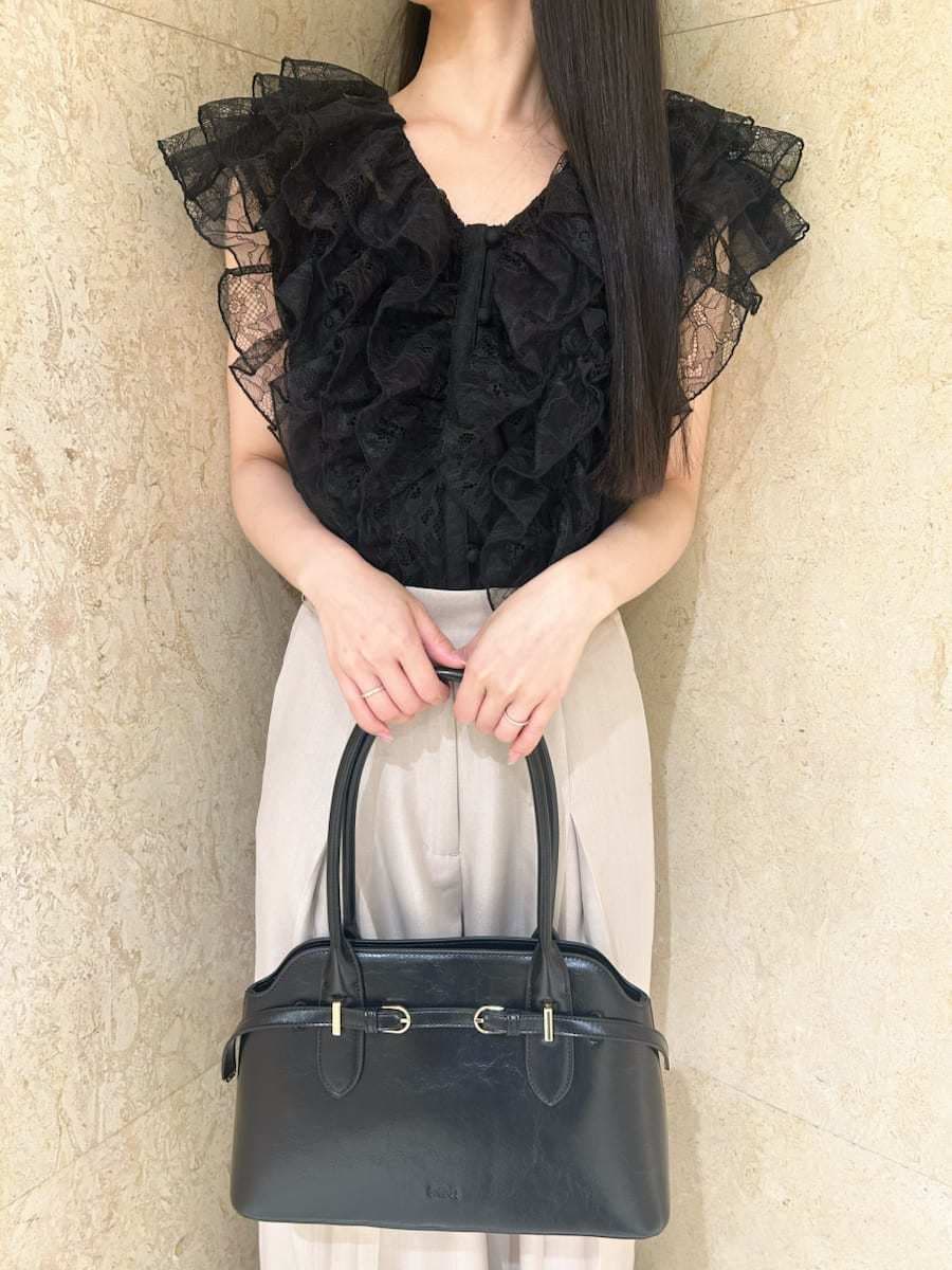 ベージュ系のその他パンツ、ブラック系のサンダル、ブラック系のシャツ/ブラウスを着用したレディースの夏コーディネートの3枚目の写真