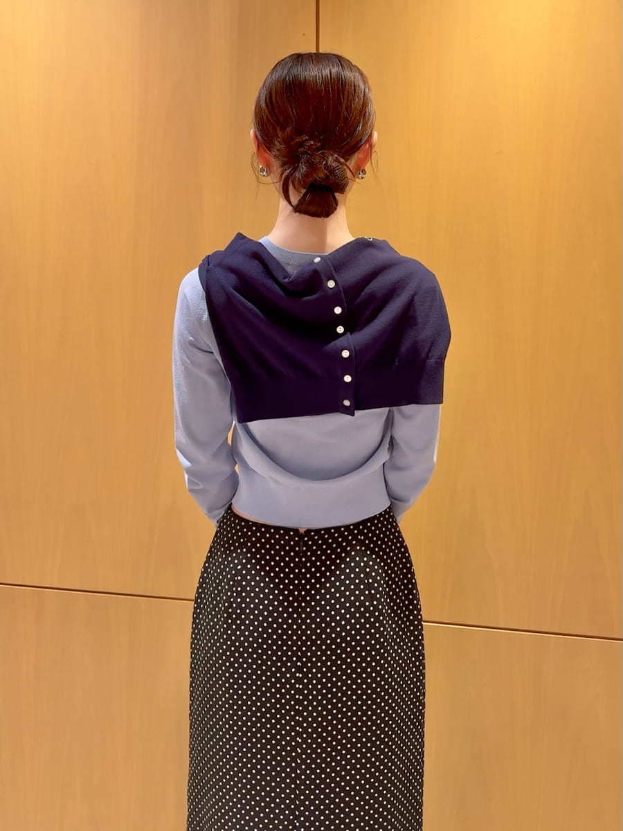 ブラック系のスカート、ブルー系のカーディガン/ボレロ、ブラック系のショルダーバッグを着用したレディースの冬コーディネートの6枚目の写真