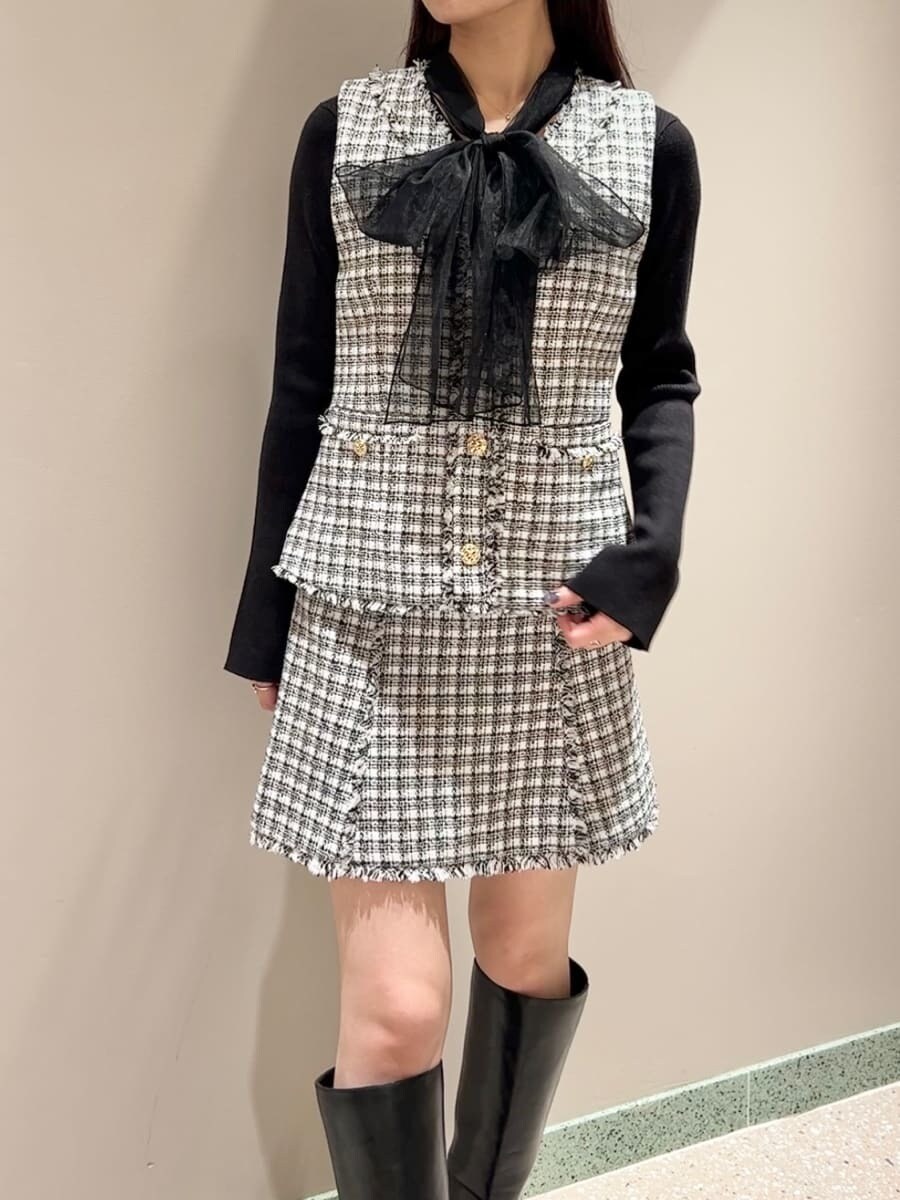 ホワイト系のその他アウター、ブラック系のニット/セーター、ホワイト系のスカートを着用したレディースの秋コーディネートの4枚目の写真