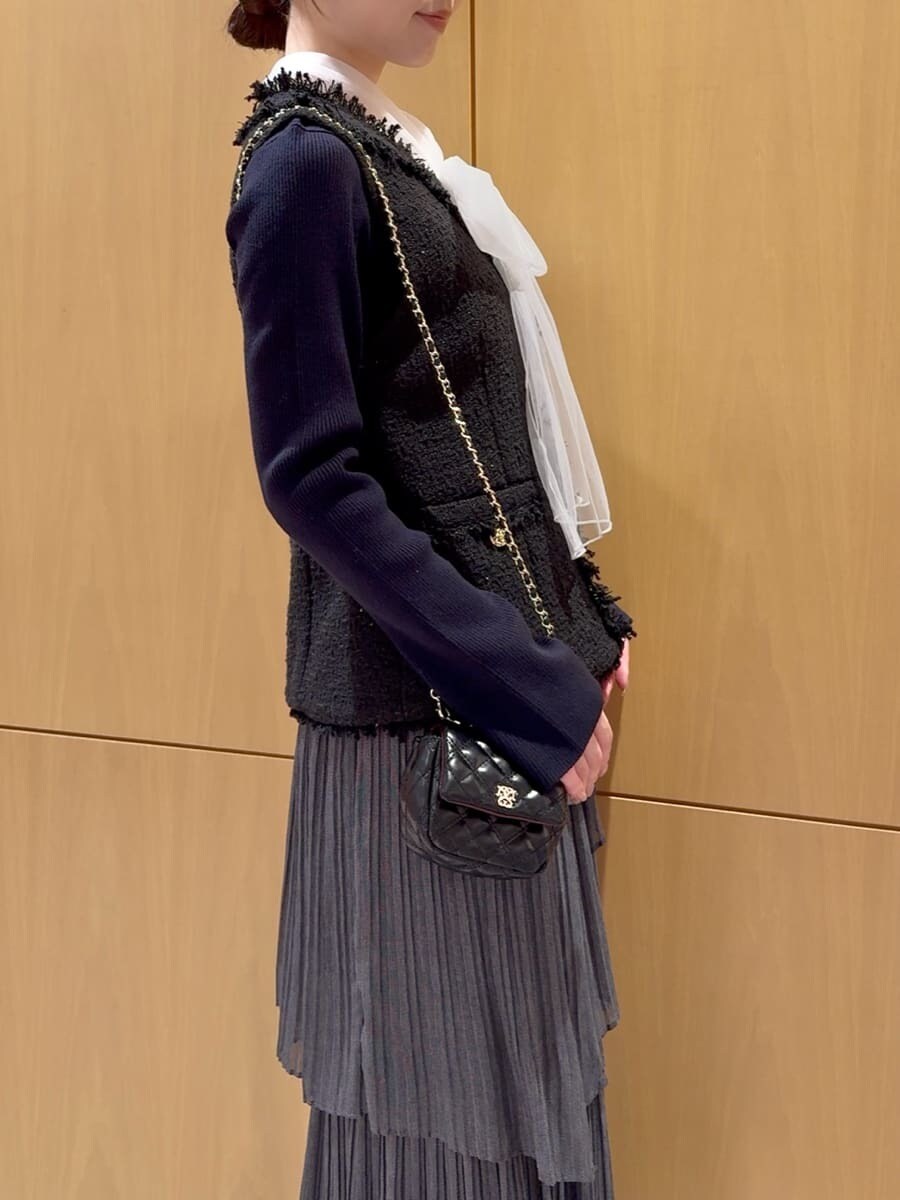 ブラック系のその他アウター、ブルー系のニット/セーター、その他のスカートを着用したレディースの秋コーディネートの5枚目の写真