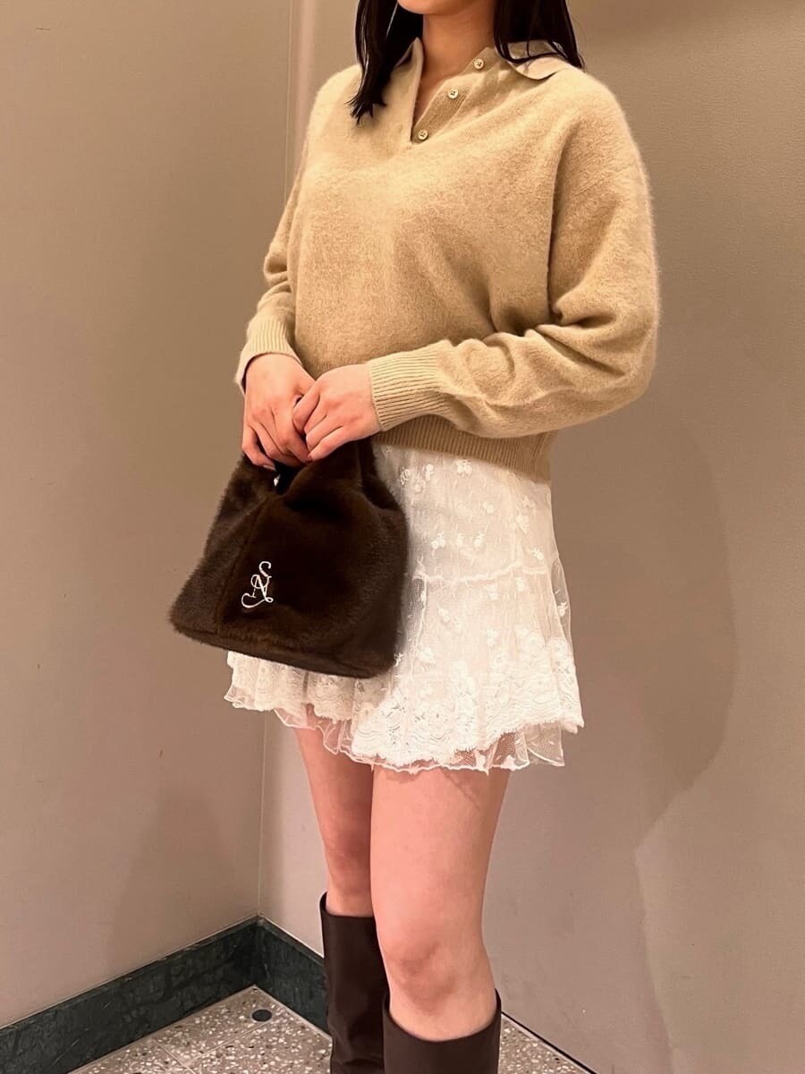 ベージュ系のニット/セーター、その他のその他パンツ、ブラウン系のハンドバッグを着用したレディースの冬コーディネートの5枚目の写真