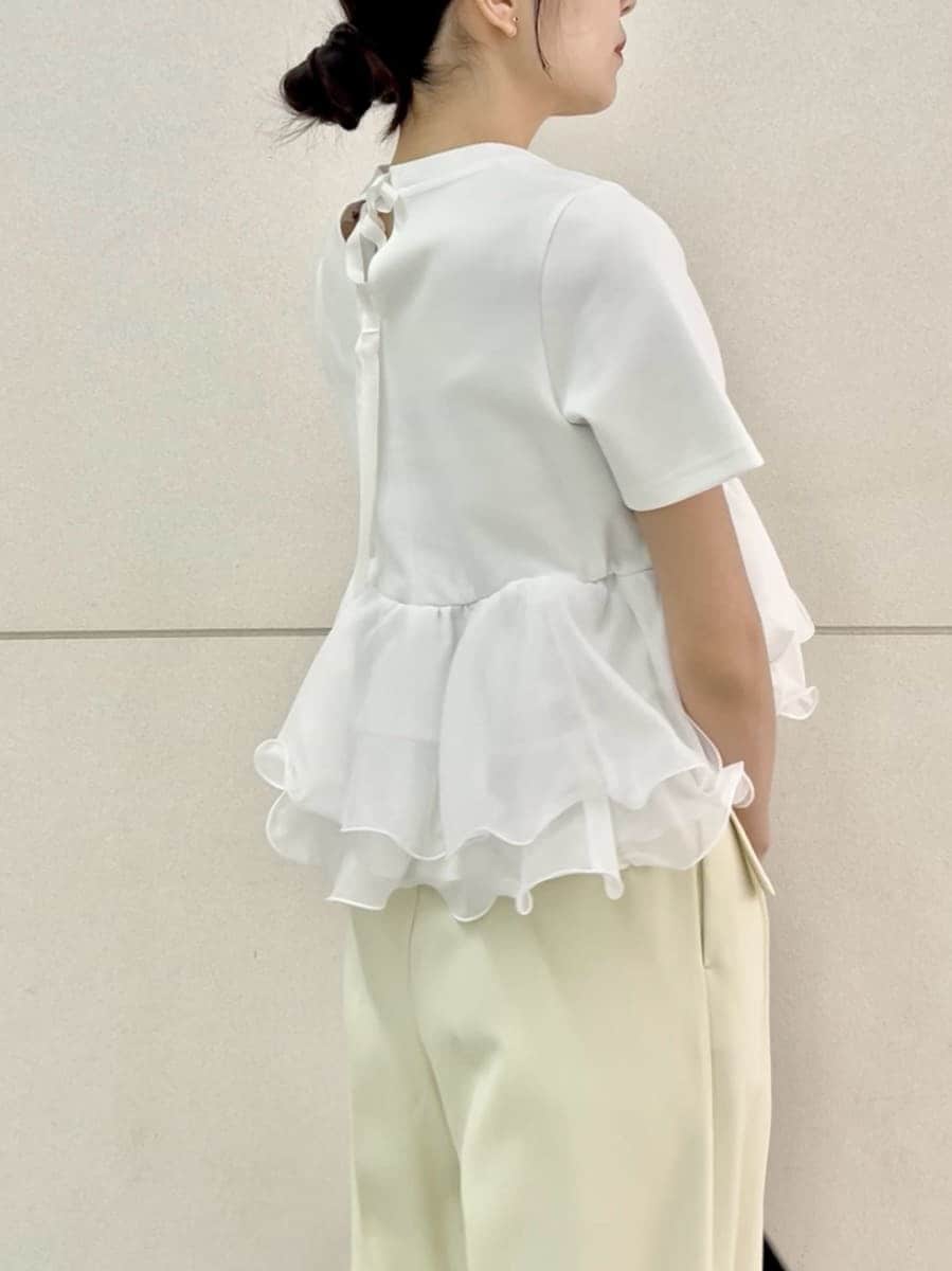 ホワイト系のTシャツ/カットソー、その他のトートバッグ、ブラウン系のローファーを着用したレディースの春コーディネートの7枚目の写真