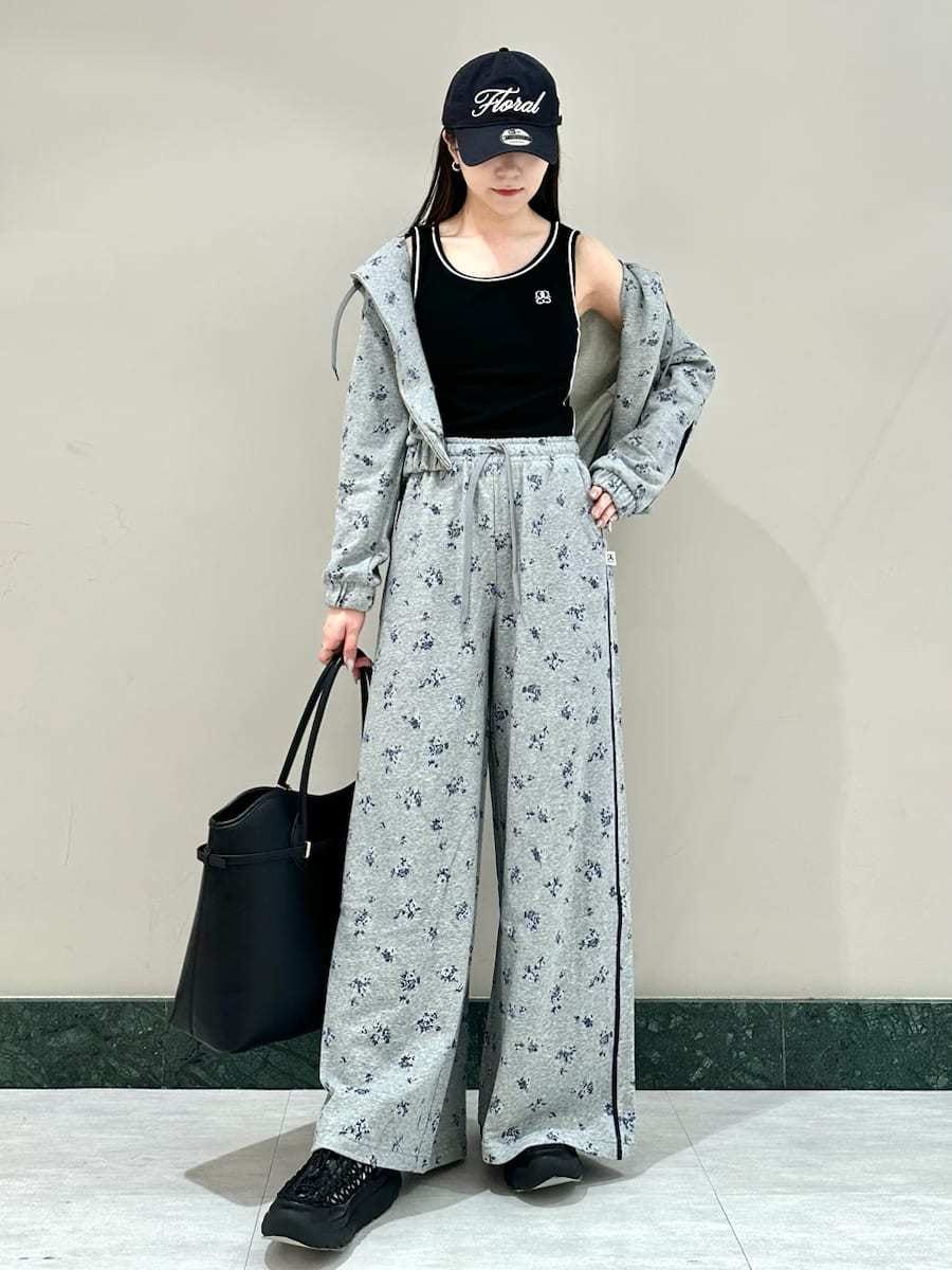 その他のパーカー、その他のスウェットパンツ、ブラック系のタンクトップを着用したレディースの夏コーディネートの5枚目の写真