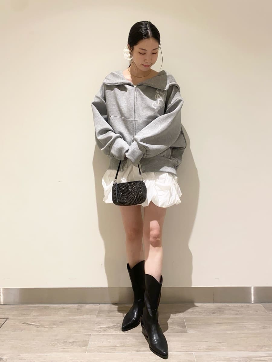 ブラック系のパンプス、ホワイト系のその他パンツ、グレー系のパーカーを着用したレディースの冬コーディネートの3枚目の写真