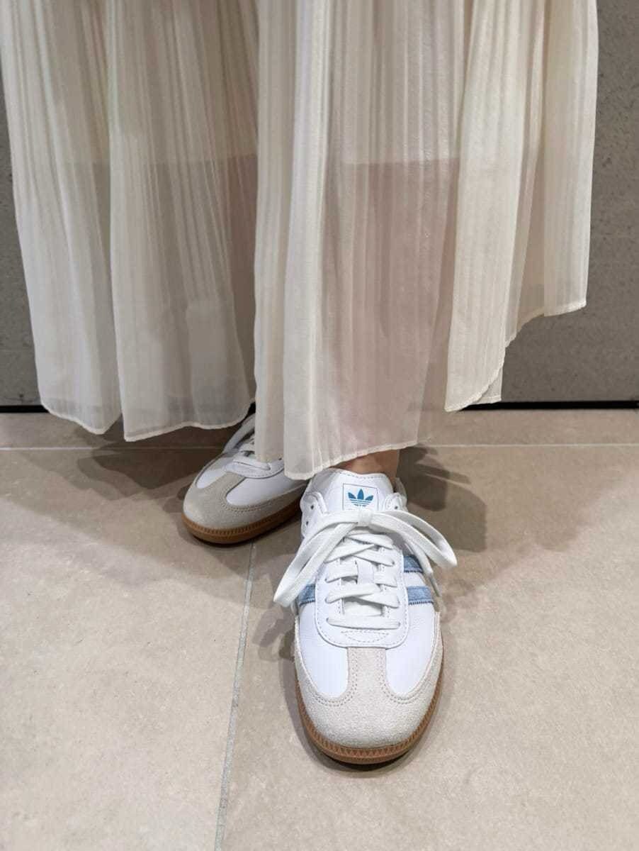 ホワイト系のニット/セーター、ホワイト系のスカート、ホワイト系のキャミソールを着用したレディースの秋コーディネートの7枚目の写真