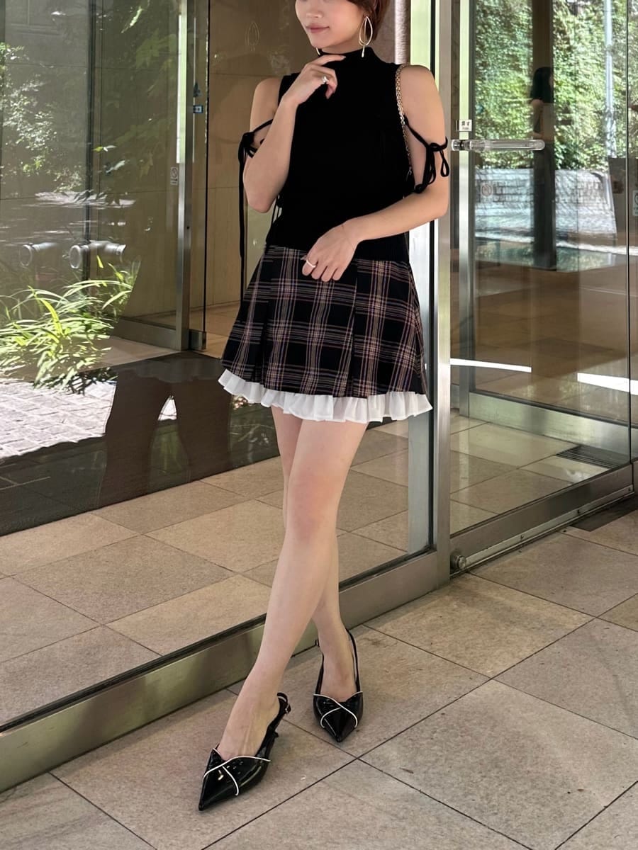ブラック系のパンプス、イエロー系のショルダーバッグ、その他のその他パンツを着用したレディースの春コーディネートの4枚目の写真