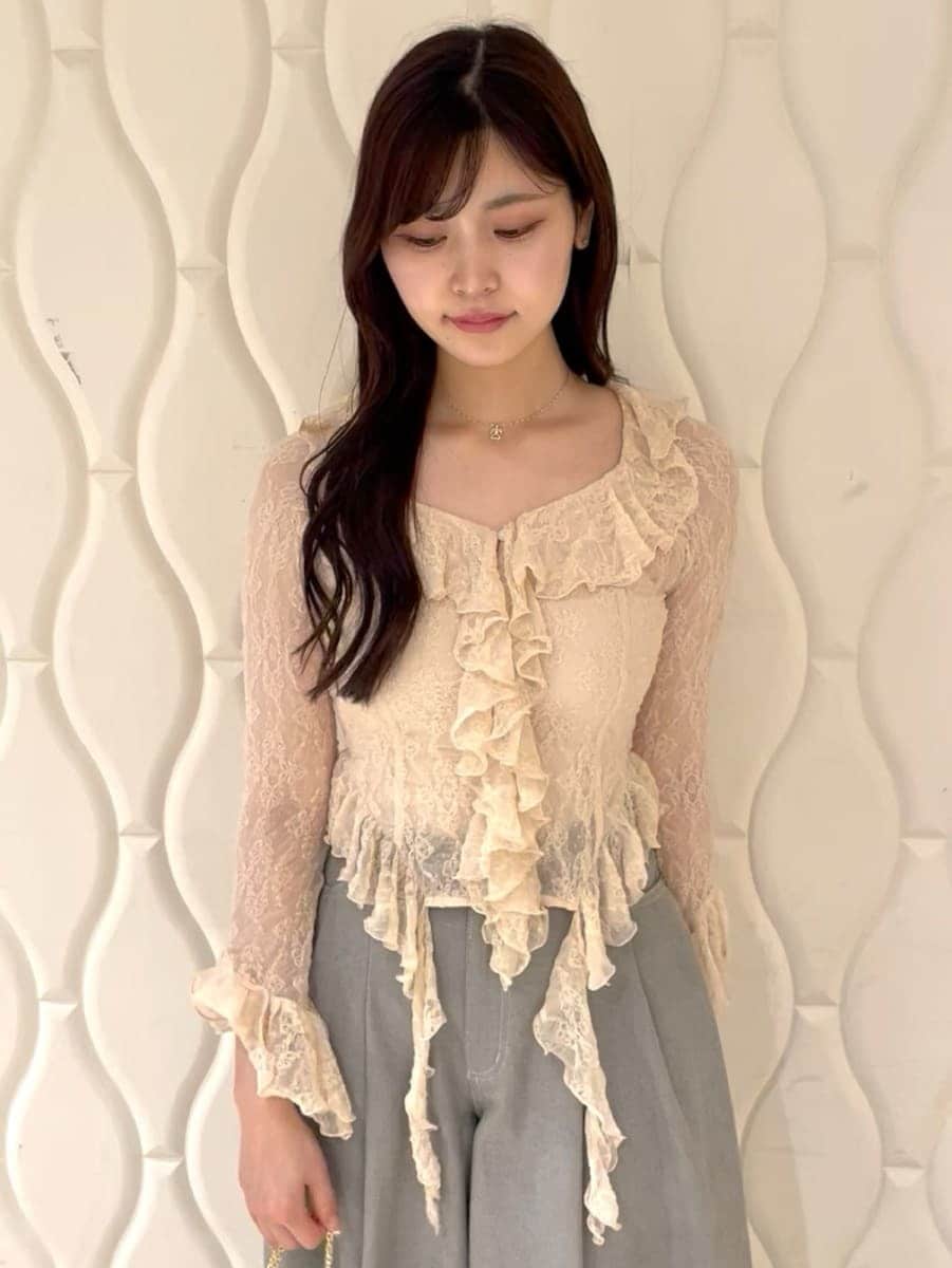 ピンク系のTシャツ/カットソー、ホワイト系のショルダーバッグ、ゴールド系のネックレスを着用したレディースの冬コーディネートの6枚目の写真