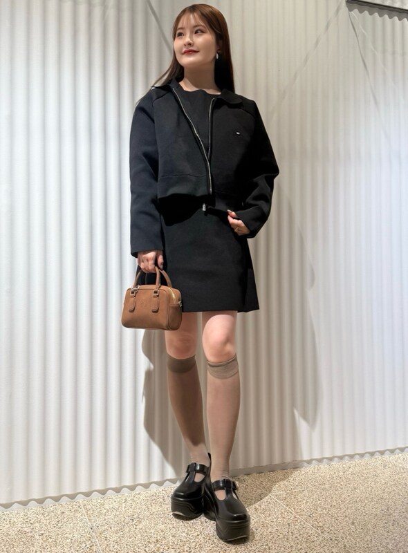 ブラック系のワンピース、ブラウン系のショルダーバッグ、ベージュ系のソックス/靴下を着用したレディースの春コーディネートの4枚目の写真
