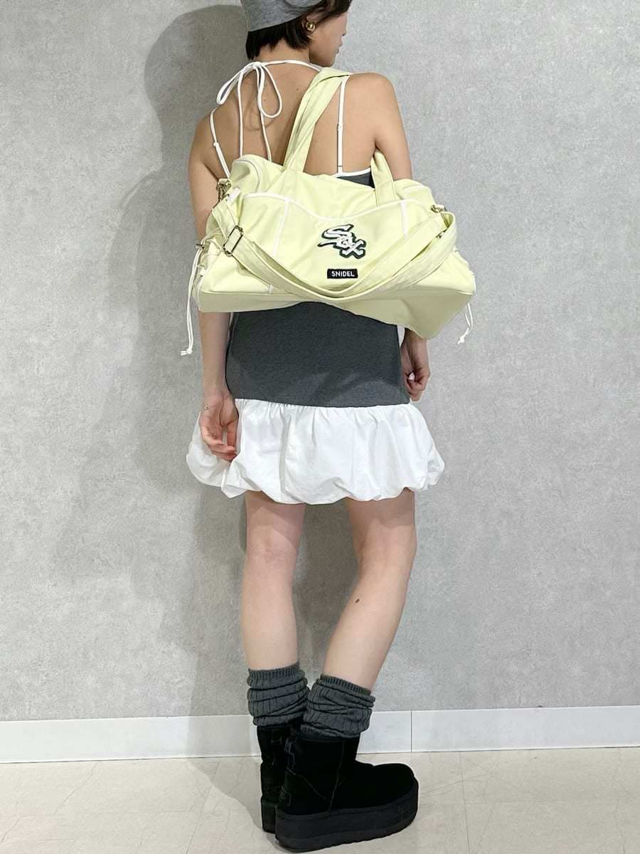 グレー系のワンピース、グリーン系のスウェットを着用したレディースの春コーディネートの9枚目の写真