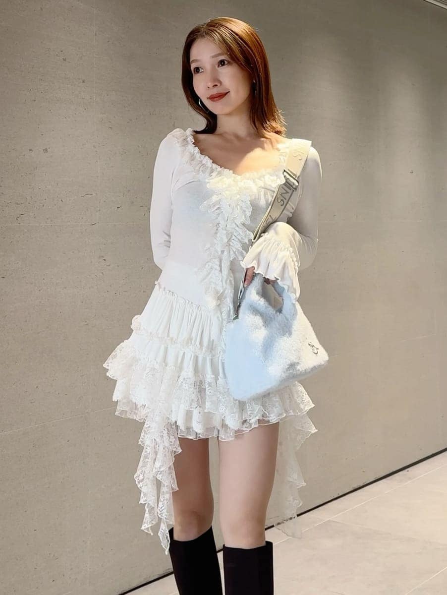 ブルー系のチェスターコート、その他のその他パンツ、ホワイト系のTシャツ/カットソーを着用したレディースの秋コーディネートの4枚目の写真