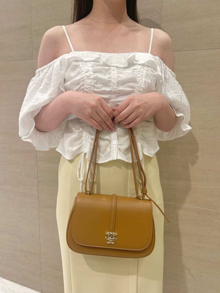 ホワイト系のシャツ/ブラウス、イエロー系のスカート、イエロー系のショルダーバッグを着用したレディースの夏コーディネートの5枚目の写真