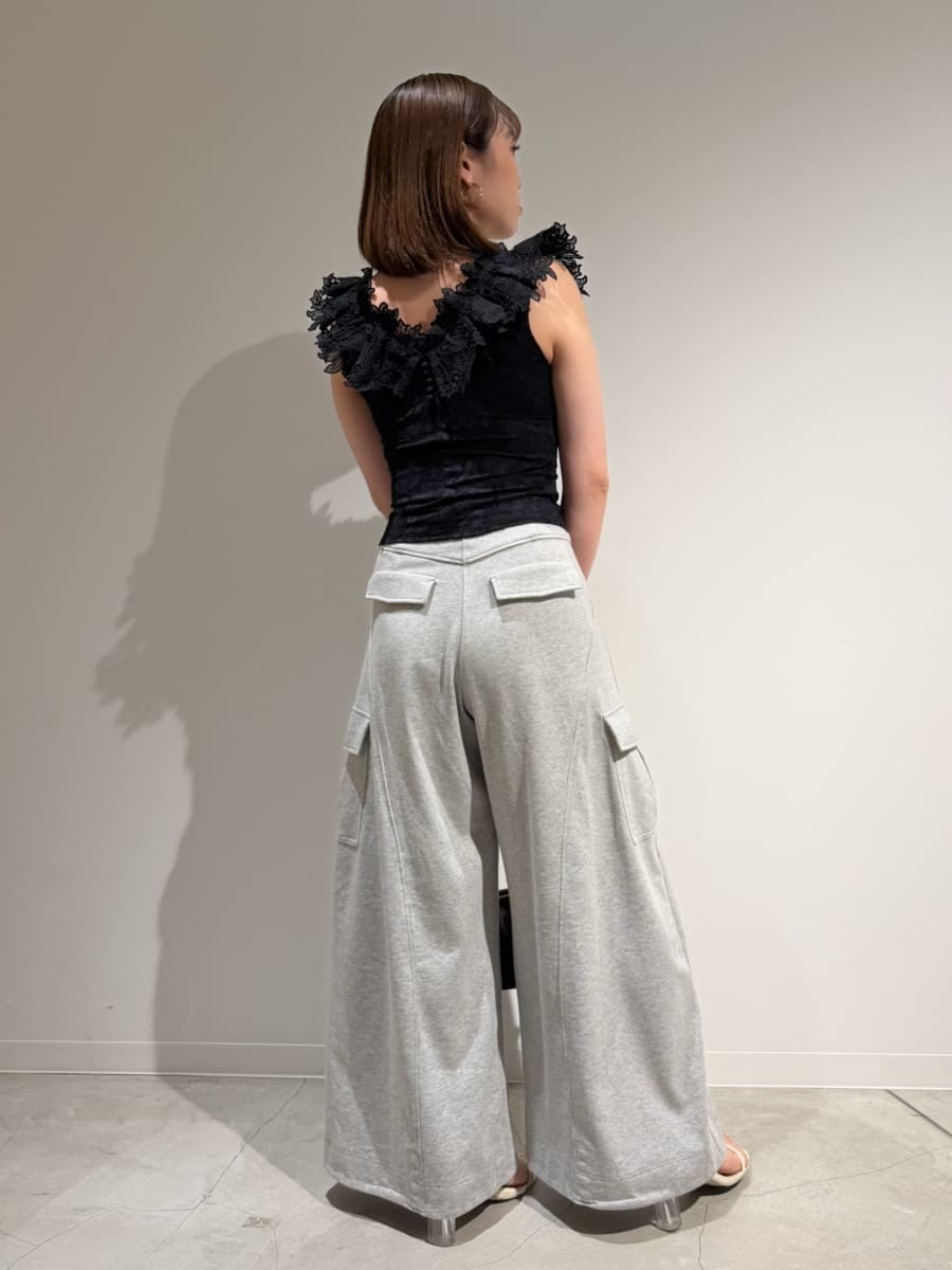 ホワイト系のサンダル、グレー系のその他パンツ、ブラック系のTシャツ/カットソーを着用したレディースの夏コーディネートの4枚目の写真